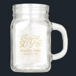 Pot Mason Salutations à 50 ans 50e anniversaire de Mariage O<br><div class="desc">Vous pouvez personnaliser les noms et la date mariage sur ce script de typographie dorée moderne "Cheers to 50 years" personnalisé 50e anniversaire mariage mason jar</div>
