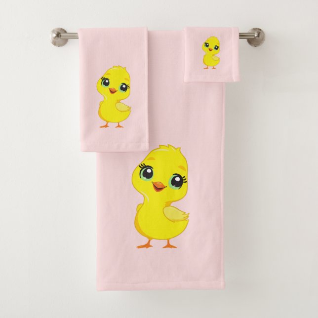 Poulet mignon sur serviette de bain rose clair (En situation)