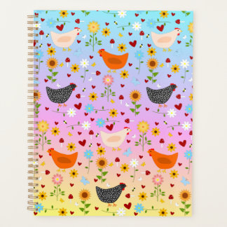 Poulets dans le jardin au coucher du soleil