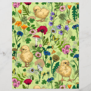 Poulets et fleurs sauvages sur le vert de rosée mi