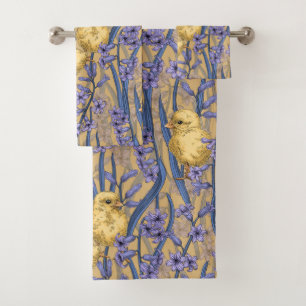 Poulets et hyacinthes jaunes