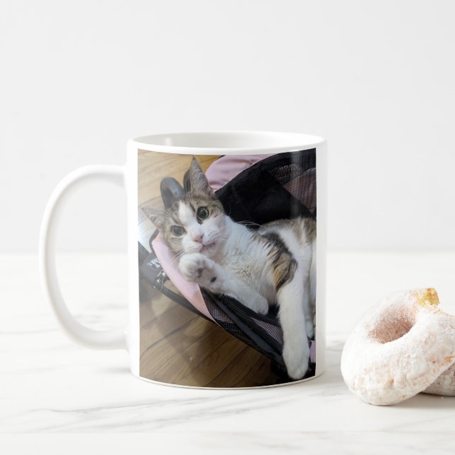Poupée délicate dans un buggy rose - Mug photo cla (Avec donut)
