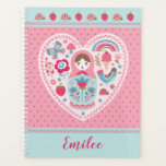 Poupée russe jolie rose Matryoshka<br><div class="desc">Une jolie poupée russe de nidification de matryoshka orne ce planificateur. La matryoshka est en forme de coeur avec des oiseaux, des papillons et des fleurs. C'est mignon pour retourner à l'école. Personnalisez-le avec votre nom. Conçu pour vous par Blackberry Boulevard.</div>