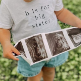 Pour Bébé B comme Grande Sœur Baby Fine Jersey T-Shirt