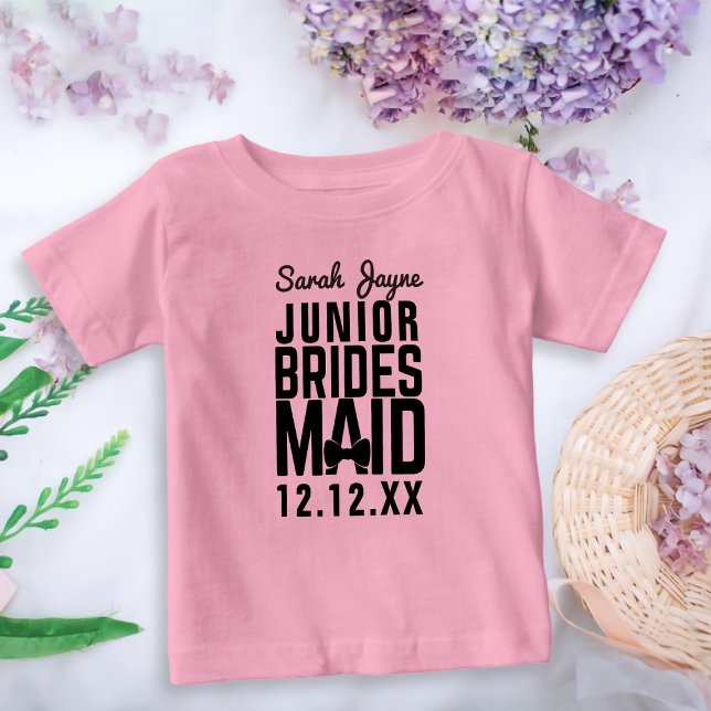Pour Bébé Fête de mariée junior Nom personnalisé T-shirt (A cute junior bridesmaid bridal party shirt with space for their name and your wedding date)