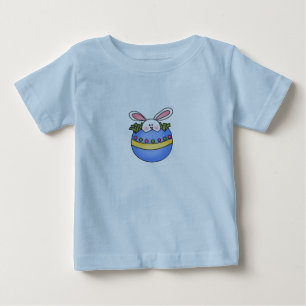 Pour Bébé Lapin dans le T-shirt bleu de Pâques d'oeufs