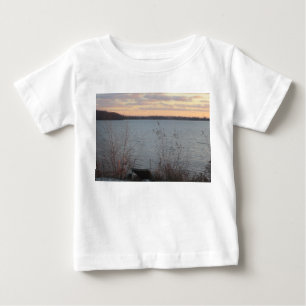 Pour Bébé T-shirt enfant du coucher de soleil sur la rive du