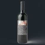 Pour Bouteilles De Vin Chalkboard Votre Date Photo Nom Mariage Étiquette<br><div class="desc">Style Embellisments Black Chalkboard Your Photo élégant Romantic Rustic Country Grange ou Jardin Mariage Chalkboard Mariage Vin Étiquette. Avec votre photo ici sur ce étiquette de bouteille de vin pour un Étiquette de vin unique qui capturera cette sensation romantique pour tous vos invités.</div>