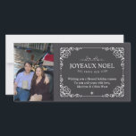 Pour Fêtes Annuelles Vintage Chalkboard Noël Cartes photos de vacances<br><div class="desc">Cette conception comporte une bordure en dentelle joliment ornée. L'arrière - plan est gris tableau noir. Il dit Joyeaux Noel mais vous pouvez changer le salut en "Joyeux Noël". Ajoutez votre photo pour une touche personnelle.</div>