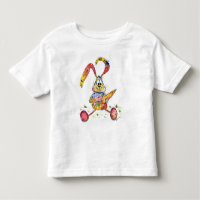Joli lapin blanc coloré avec T-shirt carotte