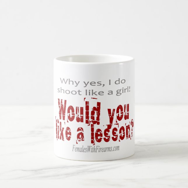 Pourquoi oui, je tire comme une fille ! Tasse (Centre)