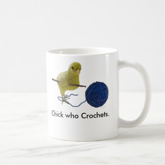 Poussin qui fait du crochet la tasse de café