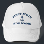 Premier casquettes d'accouplement avec ancre nauti<br><div class="desc">Premier casquette Mate avec ancre nautique et nom personnalisé. modèle de typographie vintage pour compagnon de marin. Faites votre propre casquette personnalisé pour des excursions en voile et en bateau. Symbole d'ancre bleu marine avec le texte grungy. Idée cadeau d'anniversaire mignonne pour partenaire. Faites votre propre pour petite amie, équipe...</div>