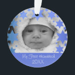 Premier Hanoukka personnalisé<br><div class="desc">Hanoukka heureux ! L'étoile de David et le Menorah conçoivent l'ornement de Hanoukka avec l'année,  le nom de bébé,  la date de naissance,  et la photo personnalisés. La manière parfaite de commémorer un nouveau paquet des premières vacances de la joie ! Fait un grand cadeau !</div>