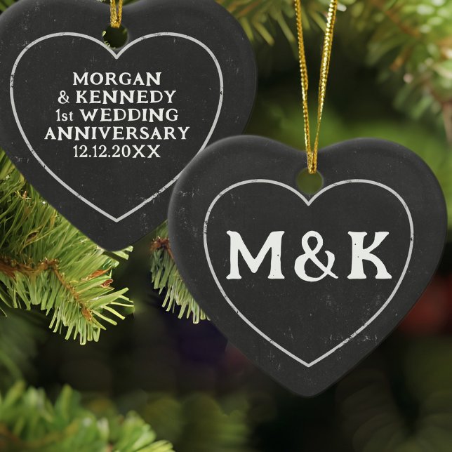 Premier Noël Chalkboard Ornement cardiaque (Celebrate your first wedding anniversary with this rustic ceramic ornament. Just add your details)