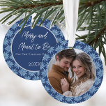 Premier Noël Couples engagés Photo Poinsettia<br><div class="desc">Commémorez votre premier Noël en couple engagé avec ce magnifique ornement photo avec un classique motif poinsettia dessiné à la main bleu et blanc avec une photo sur un côté et votre texte sur le dos.</div>