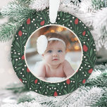 Premier Noël du bébé avec cadre floral classique<br><div class="desc">Ce magnifique ornement photo de Noël de Baby's First propose un motif floral et verdoyant dessiné à la main dans les couleurs de Noël classiques, rouge, vert et ivoire sur un arrière - plan vert foncé. Un petit cadre couleur ivoire permet à votre photo de se démarquer de l'arrière -...</div>