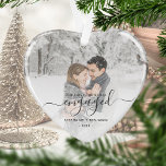 Premier Noël Engagé Photo Gris Script Coeur<br><div class="desc">Commémorez votre fiançailles avec ce magnifique ornement en forme de coeur. Le texte gris dit "Notre premier Noël engagé", avec le mot "engagé" dans un élégant script d'écriture manuscrite avec des fioritures avant et après. Remplacez l'exemple d'image par votre photo préférée, et ajoutez vos noms et l'année. Un filtre en...</div>
