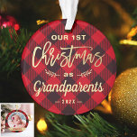 Premier Noël Grand-parents Gold Red Plaid Photo<br><div class="desc">**** N'oubliez pas de télécharger votre photo préférée au dos. Si vous n'avez pas besoin du placement photo, vous pouvez le retirer en utilisant l'outil de design ***** Célébrez votre premier Noël en tant que grand-parents avec cet ornement photo classique rouge bison. Ajoutez une photo et un texte préférés à...</div>
