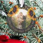 Premier Noël M. et Mme Sunflower photo rustique<br><div class="desc">Nouveau pays rustique mariés mariage photo ronde Premier Noël comme M. et Mme personnalisées ornement d'arbre avec bouquets de tournesol en or jaune sur un bois de grange brun foncé avec des cordes de lumières scintillantes. Facile à customiser avec vos noms, texte et photo ! Il peut s'agir d'un joli...</div>