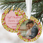 Premier Noël Marié Rose Rouge Couples amusants Pho<br><div class="desc">Commémorez votre premier Noël en couple marié avec ce magnifique ornement photo avec un classique à la main tiré saint et motif de baies sur un arrière - plan rose rétro avec une photo sur un côté et votre texte sur le dos.</div>