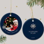 Premier ornement de Noël pour bébé personnalisé<br><div class="desc">Célébrez vos premières fêtes avec notre premier ornement de Noël pour bébé personnalisé. Conçu pour votre touche unique, cet ornement dispose d'un charmant espace encadré de flocs de neige pour une photo chère de votre enfant. "My First Christmas" est élégamment affiché en police sans-serif sous la photo, dégageant chaleur et...</div>