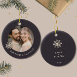 Premier ornement photo de Noël de la mariée<br><div class="desc">Célébrez une étape spéciale avec ce premier ornement de Noël de la nouvelle mariée. Chérissez vos premiers vacances en couple avec cet ornement exquis avec une photo personnalisable encadrée d'un délicat flocon doré au champagne sur un riche arrière - plan sombre. Le devant affiche élégamment "Notre premier Noël" dans les...</div>