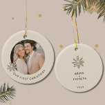 Premier ornement photo de Noël d'Elegant Couple<br><div class="desc">Célébrez une étape spéciale avec ce premier ornement photo de Noël de l'Elégant Couple. Chérissez vos premiers vacances en couple avec cet ornement exquis avec une photo personnalisable encadrée par un délicat flocon doré au champagne sur un arrière - plan léger. Le devant affiche élégamment "Notre premier Noël" dans les...</div>