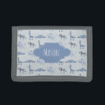 Premier Portefeuille bleu Safari Motif avec nom<br><div class="desc">Le porte-monnaie de cet adorable garçon est orné d'une girafe bleu aquarelle, d'éléphants, de crocodiles et de zèbres et vous permet d'ajouter le nom de votre petit garçon. Parfait pour le premier porte-monnaie de votre enfant ! Découvrez le reste de notre collection pour d'autres animaux de safari bleus mignons !...</div>