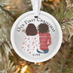 Première brune lesbienne de Noël<br><div class="desc">Célébrez votre premier Noël avec cette adorable illustration de deux femmes brunes caucasiennes aux cheveux ondulés sur l'épaule et au dos avec des pulls moches de Noël et du chocolat chaud. Les mots, notre premier Noël suivi de l'année, apparaissent sur le devant et le dos a un modèle photo pour...</div>