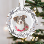 Première couronne de Noël 2 Photo Festive pour ani<br><div class="desc">Célébrez le premier Noël de votre animal de compagnie dans sa maison pour toujours avec ce joli ornement de gardien. Le design comprend une couronne d'hiver d'aquarelle festive et deux photos différentes de votre animal. Customisez le nom et l'année de votre animal de compagnie, ce qui en fait le cadeau...</div>