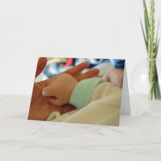 Première fois papa tient la carte de voeux pour bé
