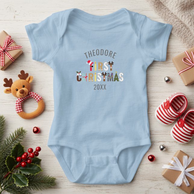 Première lettre festive de Noël pour bébé Body (First Christmas Boy Name Festive Baby Bodysuit. Just add a name and year)