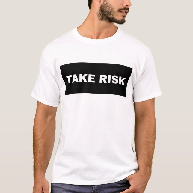 PRENDRE DES RISQUES. T-SHIRT À IMPRESSION DE TEXTE (Devant)