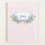 Preppy Rose En vichy grand-millénaire<br><div class="desc">Ce planificateur a un motif en vichy rose et blanc Preppy Chinoiserie et un design étiquette où vous pouvez personnaliser avec votre nom. Le volet arrière a un arc en vichy rose avec l'année.</div>