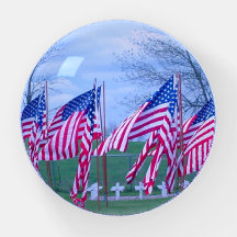 Drapeaux américains et croix blanches