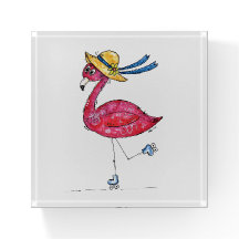 Flamant rose rose mignon et capricieux sur les pat