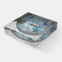 Une femme en robe bleue sur un swing