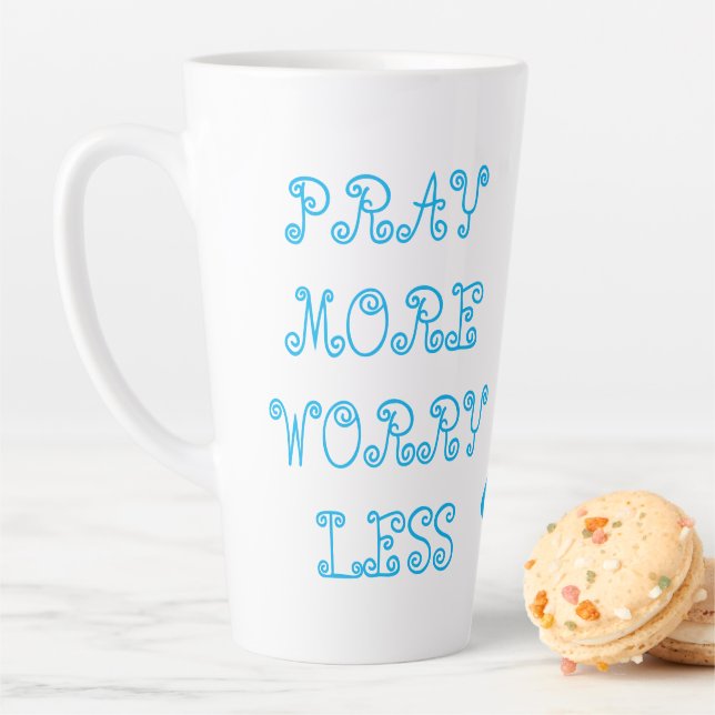 "Priez Plus, Inquiète Moins" Mug Inspirationnel (En situation)