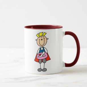 Prince charme avec la tasse en verre de pantoufle