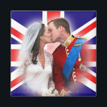Prince William & Kate Balcony Magnet de baiser<br><div class="desc">Un hommage au couple royal — le prince William et Catherine "Kate" Middleton,  maintenant duc et duchesse de Cambridge. Célébrez le mariage du siècle et soutenez le futur roi et reine de Grande-Bretagne !</div>