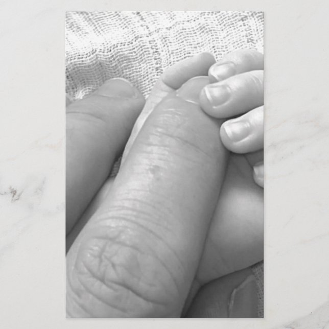 Prise de mains de doigts de main de bébé (Devant)