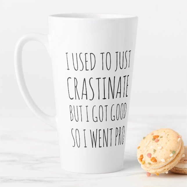 Pro Crastination Funny Humoriste Latte Mug (En situation)