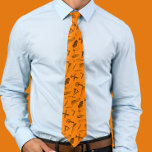 Profession charpentier | Papa | Cravate du jour du<br><div class="desc">La cravate pour hommes est ornée d'un motif charmant inspiré de l'équipement du menuisier, ce qui en fait un cadeau réfléchi à présenter à un père, un grand-père ou un oncle qui travaille ou a une passion pour la menuiserie. La conception présente une variété de symboles et d'outils liés au...</div>