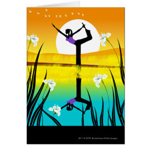 Profil latéral d'un yoga de pratique de femme