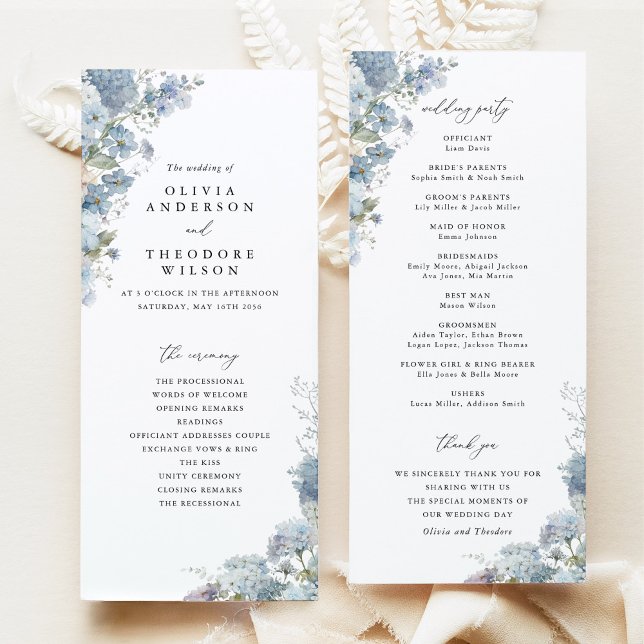 Programme Cérémonie de mariage florale à l'aquarelle bleu po (Dusty blue watercolor floral wedding ceremony program, elegant classic day-of stationery flat lay)