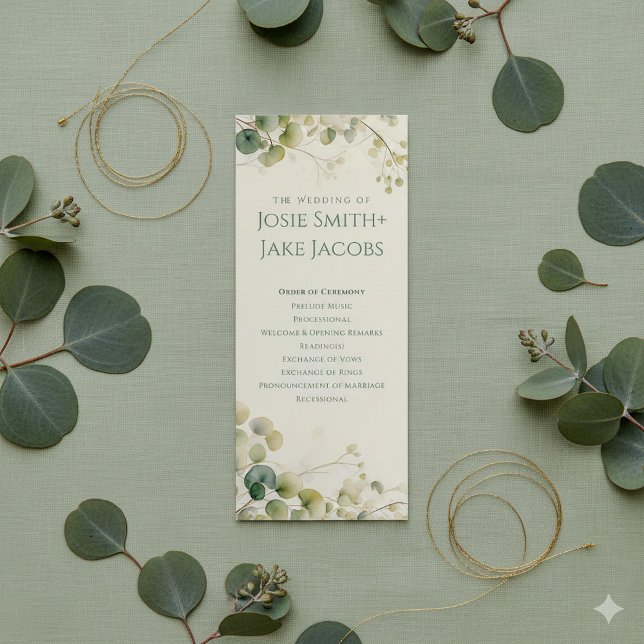 Programme Élégante cérémonie botanique Eucalyptus Greenery (Eucalyptus greenery wedding ceremony program on soft sage green linen surface.)