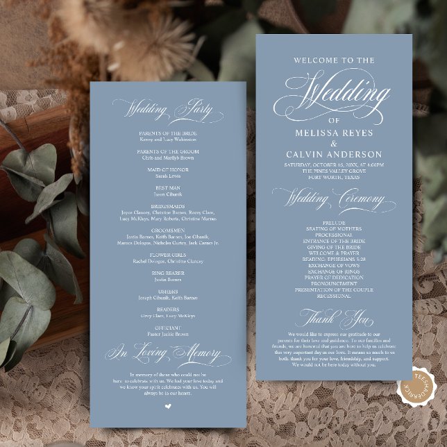Programme Élégante cérémonie de mariage de script Bleu Pouss (Elegant Classic Dusty Blue Script Wedding Ceremony Program Card)