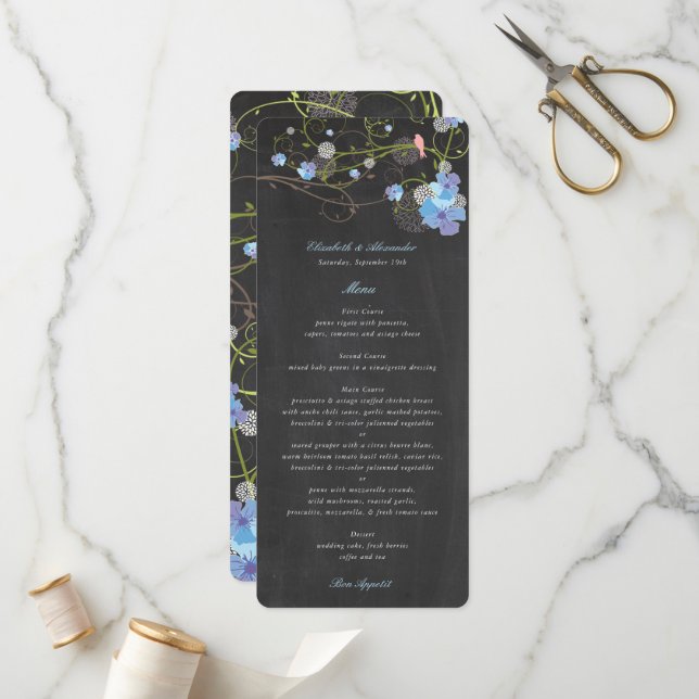 Programme Mariage sur tableau noir floral avec Hibiscus bleu (Devant/Arrière en situation)