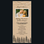 Programme Photo Rustic À feuillage persistant Pine Tree Prog<br><div class="desc">Photo Rustic À feuillage persistant Pine Tree Wedding Programs - présente un arrière - plan papier kraft imprimé avec des arbres à feuillage persistant ou des pins et des lampes à cordes suspendues au sommet. Changez la photo de démo à l'une de vos photos.</div>